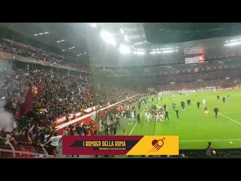 18/5/23 Bayer Leverkusen Roma 0-0: i giocatori della Roma in tripudio sotto al settore ospiti