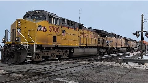 Massive 6-Engine 70 mph Union Pacific Intermodal Train | Fast as it can Go!