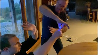 256A. Chris nutzt angesammelte negative Ionen, um eine Glühbirne in Robs Hand zum Leuchten zu bri...