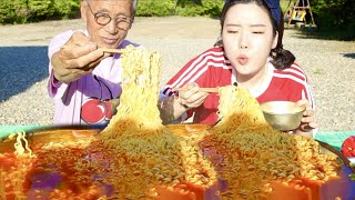할부지랑 야외에서 먹는 얼큰 열라면 솥뚜껑 먹방!!🔥Spicy Noodle MUKBANG