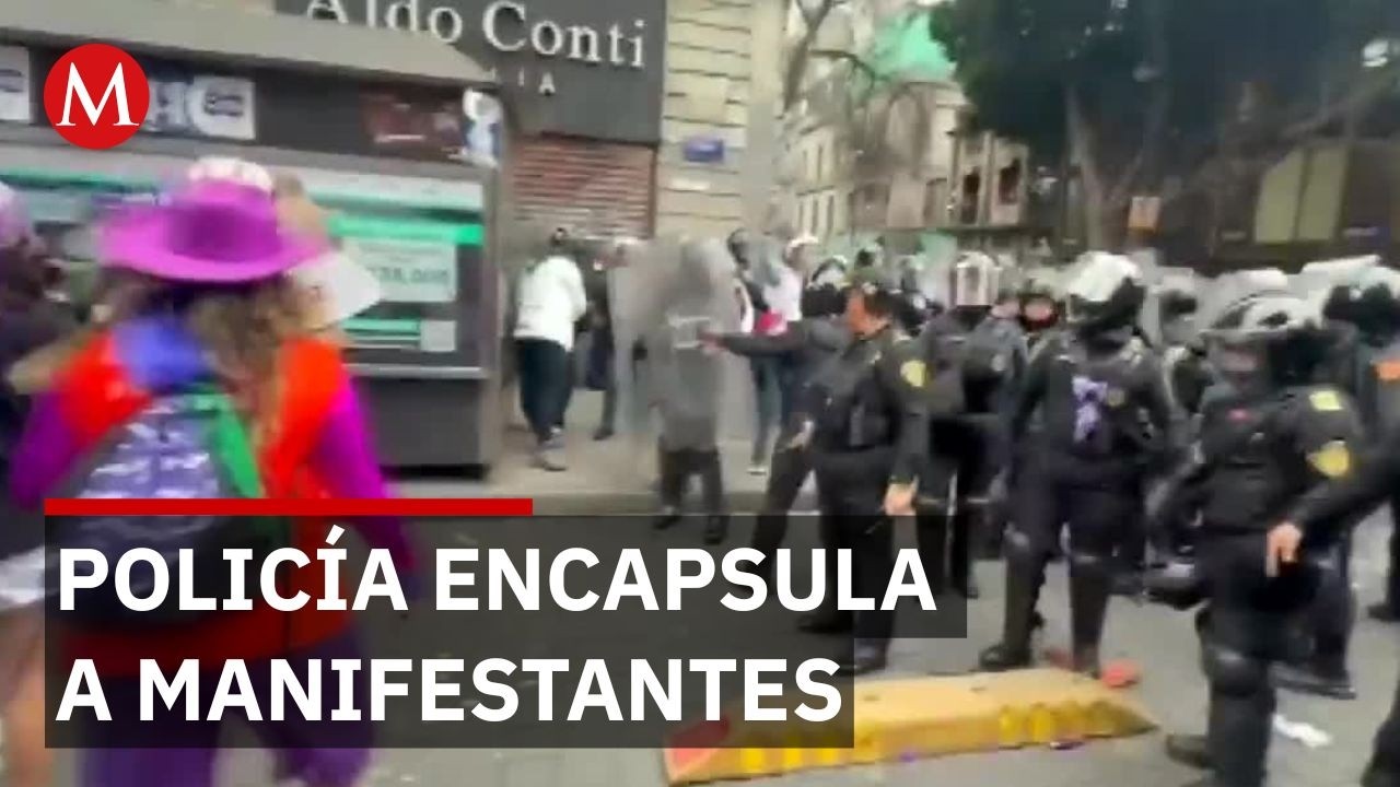 Caos en el Zócalo por enfrentamientos entre policías y encapuchadas en la marcha 8M
