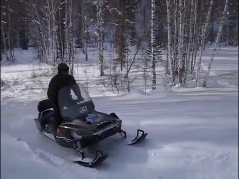 Снегоход Ямаха в лесу