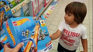 Fatih Selim Mehmetin Doğum Günü Için Sürpriz Hediye Seçecek,Ama Kendisinede Oyuncak Almak Istiyor