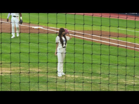 [4K HDR] LE SSERAFIM(르세라핌) 은채, 승리 기원 시구 - 260829 신한 SOL KBO 리그 : 두산 vs 키움 '망곰 베어스 페스티벌'