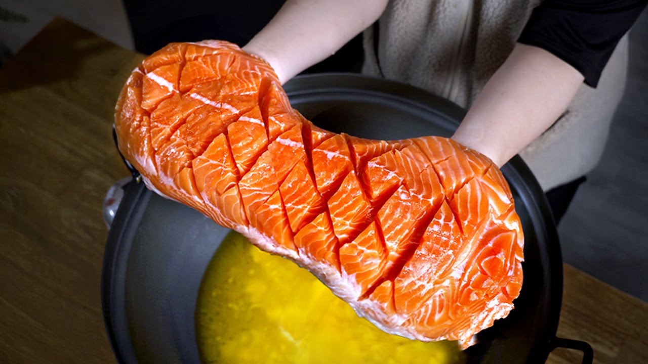 뜨거운 버터로 생연어 2300g 튀기기