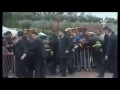 شاهد تواضع الملك محمد السادس نصره الله يمشي وسط الوحل الله حفضو لينا من أعين الحساد أمين يارب العالم