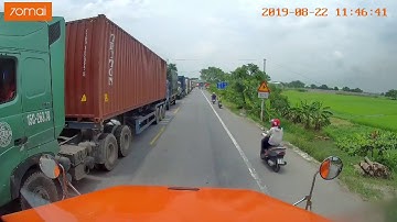 Tài xế container dừng xe dẫn bà lão sang đường