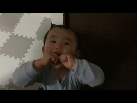 唇で遊ぶ1歳8ヶ月児 よだれだらけ
