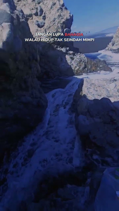 melamun Di pinggir pantai