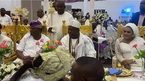 MUSICIAN SERENADES OONI OF IFE AT & HIS QUEENS AT HIS ELDER BROTHER 60TH BIRTHDAY CELEBRATION