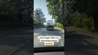 Lieferwagen Fällt Vom Abschleppwagen