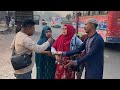 পথচারী লোকটি মহিলার কাছ থেকে কৌশলের প্র তা র ণা করে টাকা নিয়ে গেল।