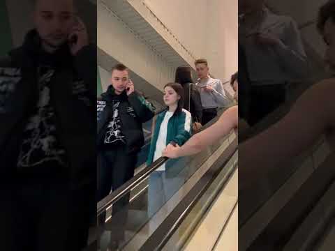 ПОГЛАДИЛ ЧУЖУЮ ДЕВУШКУ НА ЭСКАЛАТОРЕ/ПОКАЗАЛА ЯЗЫК/ПРАНК #пранк #реакция #shorts