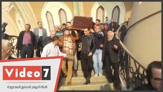 تشييع جنازة زوجة محمد صبحى والفنان يحمل نعشها