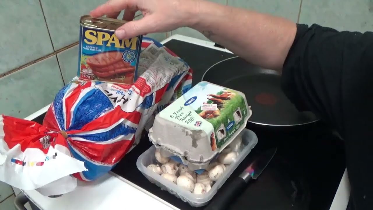 Яичница-болтунья с грибами на тосте