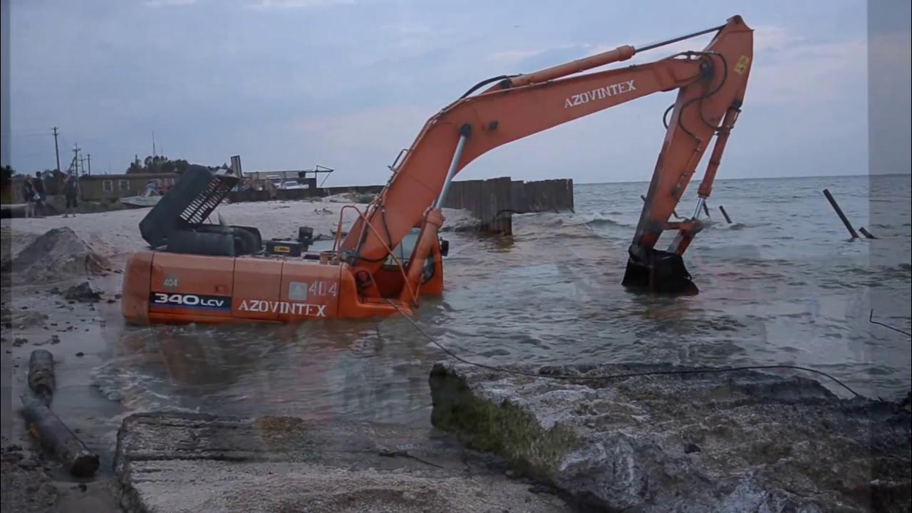 Утонул экскаватор. Экскаватор утонул. Экскаватор в реке. Экскаватор в реке. Экскаватор утонул.