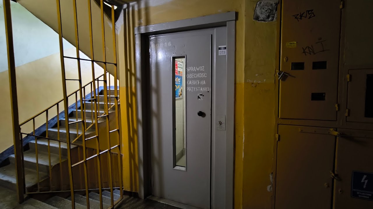 Oryginalny Zremb ze zmienioną sklejką @ ul. Skorupki 3 kl. I, Radom 🇵🇱