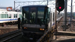 (379)【JR西】リニューアル後もGTO  223系2500番台 HE417編成＋0番台 リニューアル車 HE415編成 到着