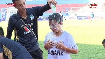 U13 HAGL tổ chức sinh nhật cho cầu thủ nhí ngay trên sân sau trận thắng Viettel