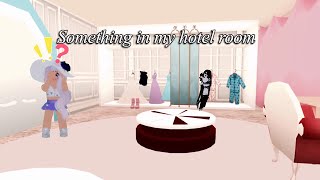 Roblox - FOMOS MORAR EM UM HOTEL INCRÍVEL (Royale High)