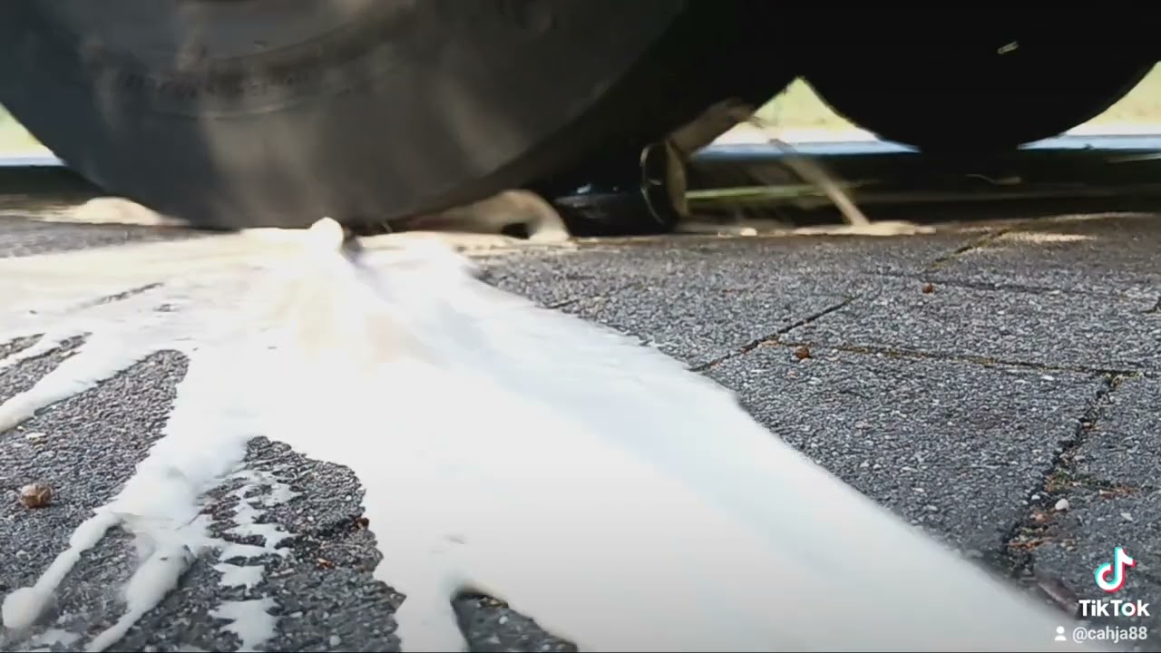 paar Tonnen VS Cola Flasche