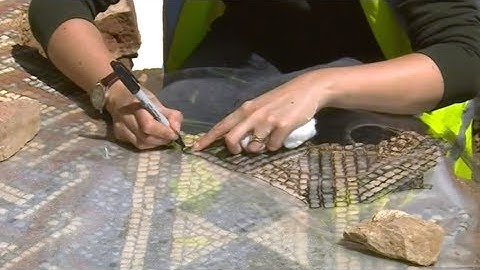 Archaeologists Begin to Remove Roman Mosaic from Leicester Excavation