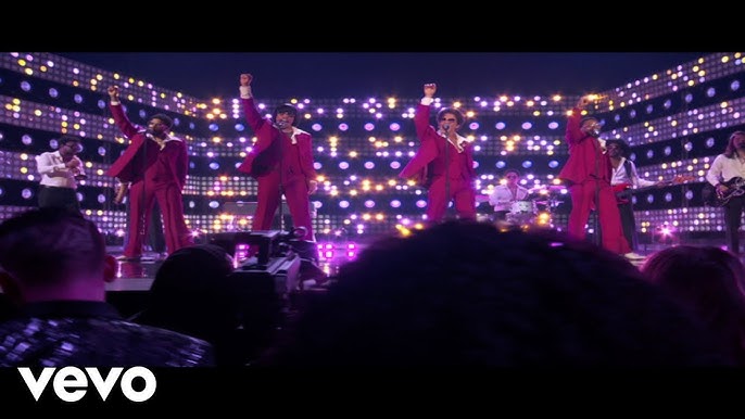 Bruno Mars faz performance PERFEITA do hino 'Leave the Door Open', com  Anderson Paak, e protagoniza cena sexy com moça da plateia; assista - Hugo  Gloss