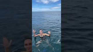 Luna tiktok viral bikini di tengah laut