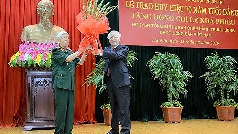 Trao Huy hiệu 70 năm tuổi Đảng tặng nguyên Tổng Bí thư Lê Khả Phiêu