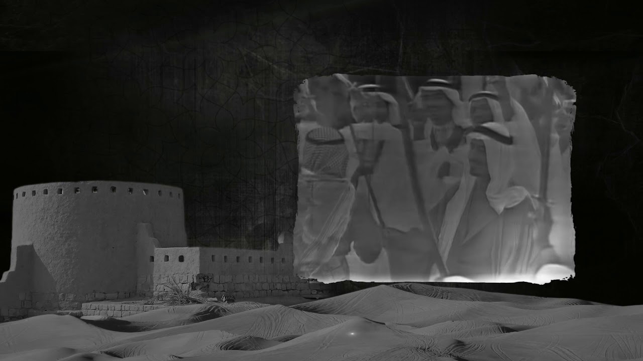 الملك فيصل بن عبدالعزيز آل سعود يشرف حفل سلاح الفرسان ويؤدي العرضة النجدية، الرياض، 1390هـ، 1970م