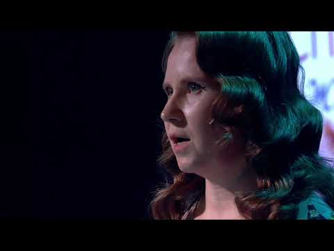 Актриса Ольга Добрина читает фрагмент из книги Эммы Скотт «Как спасти жизнь» на ЧЧД-шоу 3.0