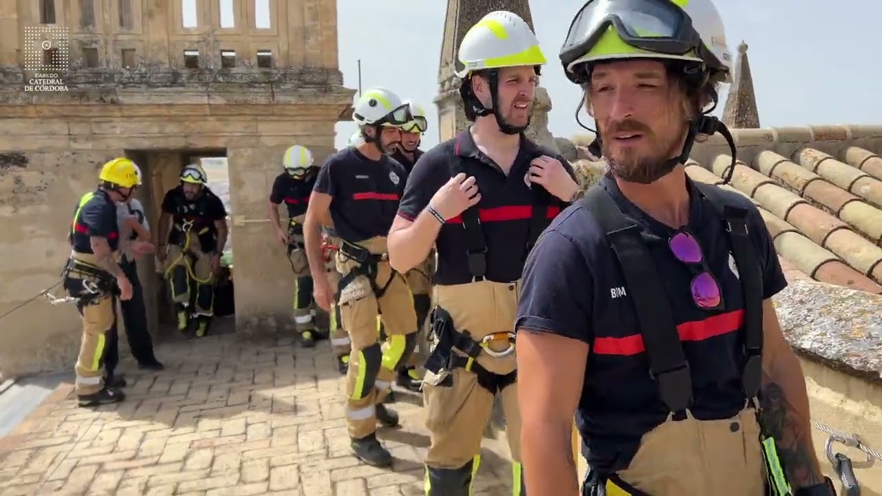Los nuevos bomberos de Córdoba visitan la Mezquita-Catedral
