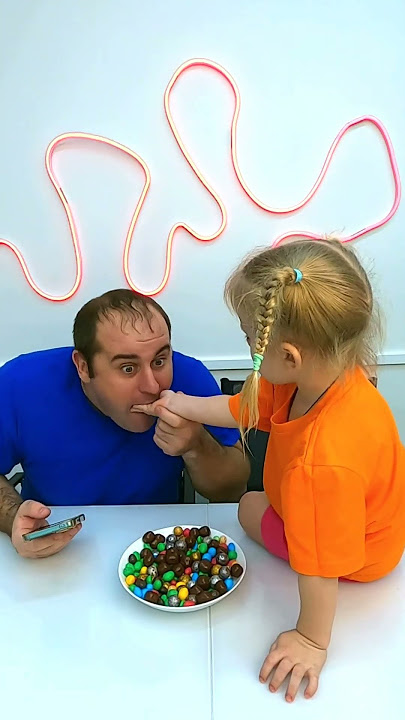 Dad bites baby’s gumball finger 👶🏻😨😂👍👇
