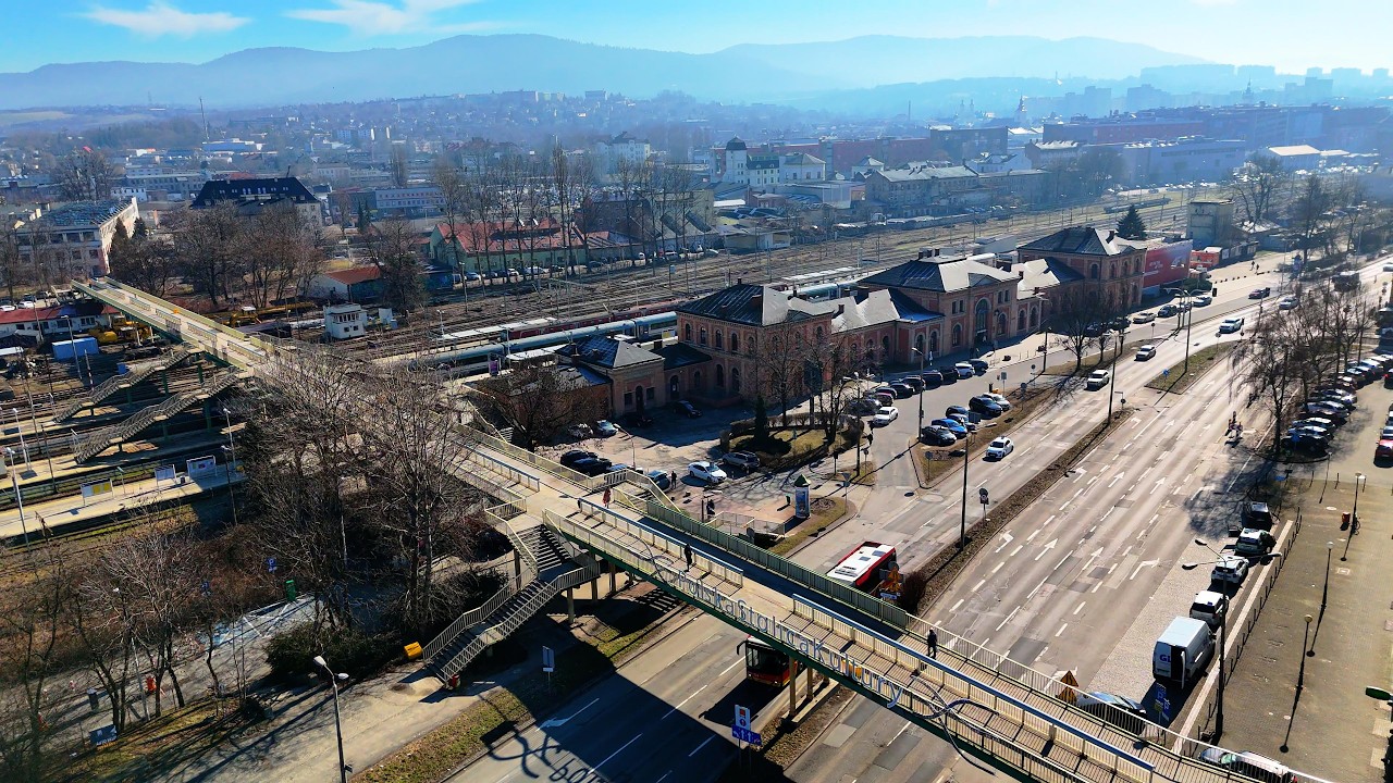 Wiosna w Bielsku-Białej 🌸 | Błonia, Uniwersytet i okolice Dworca | Lot dronem 4K |