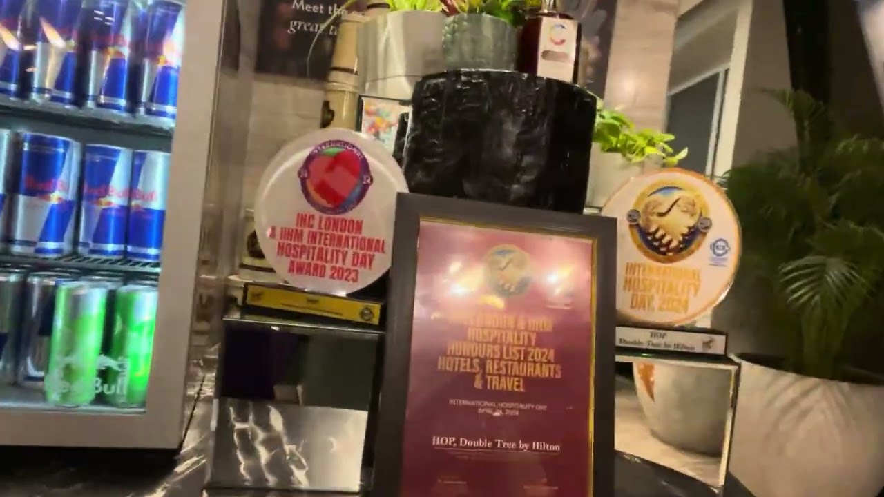 Прямая трансляция из холла отеля Hilton в Ахмедабаде.