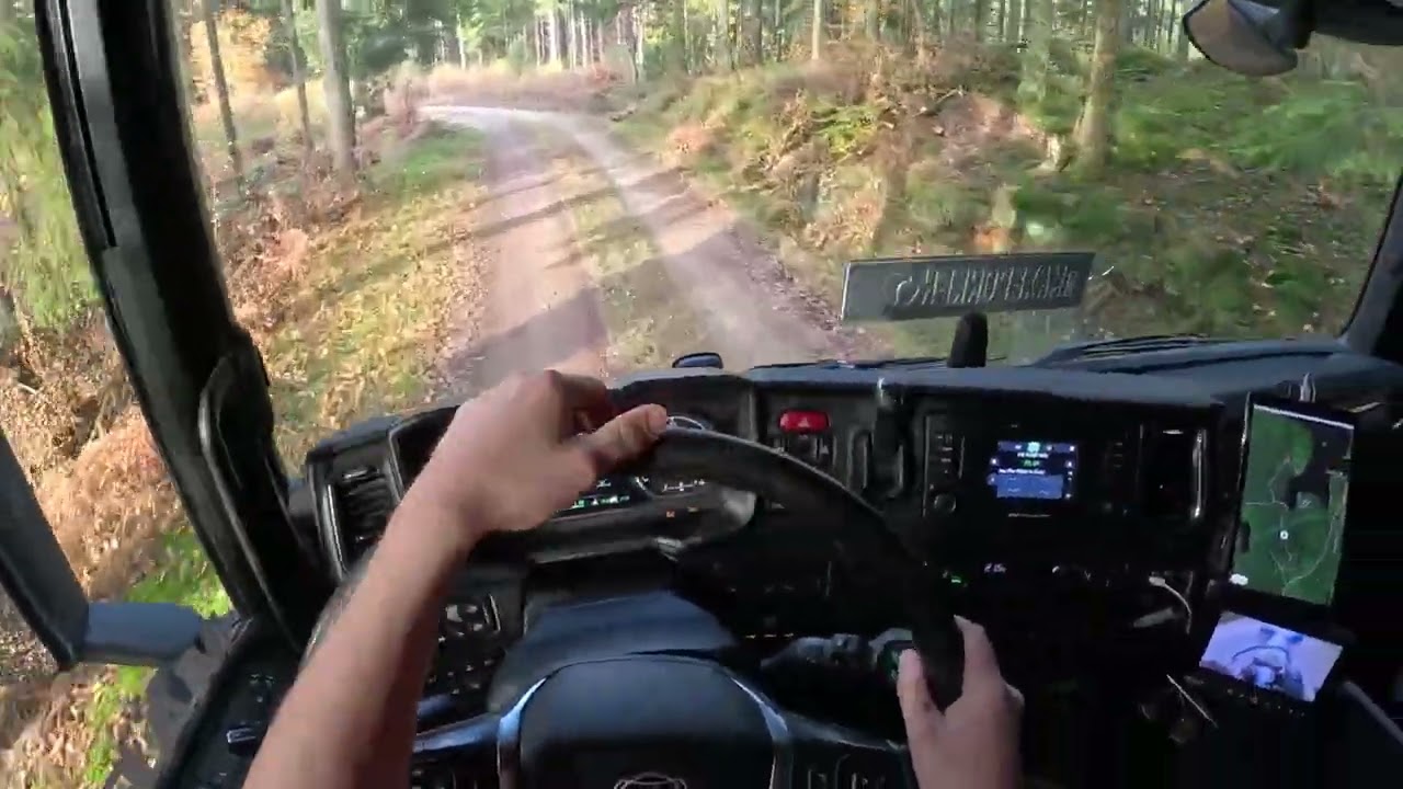 Max kör bil + släp lass från Boafall till Bökestad