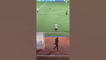 Hamisa Mobetto Aonesha Mapenzi Uwanjani Akimshoot Aziz Ki Kwenye Mechi Jionee Hapa 