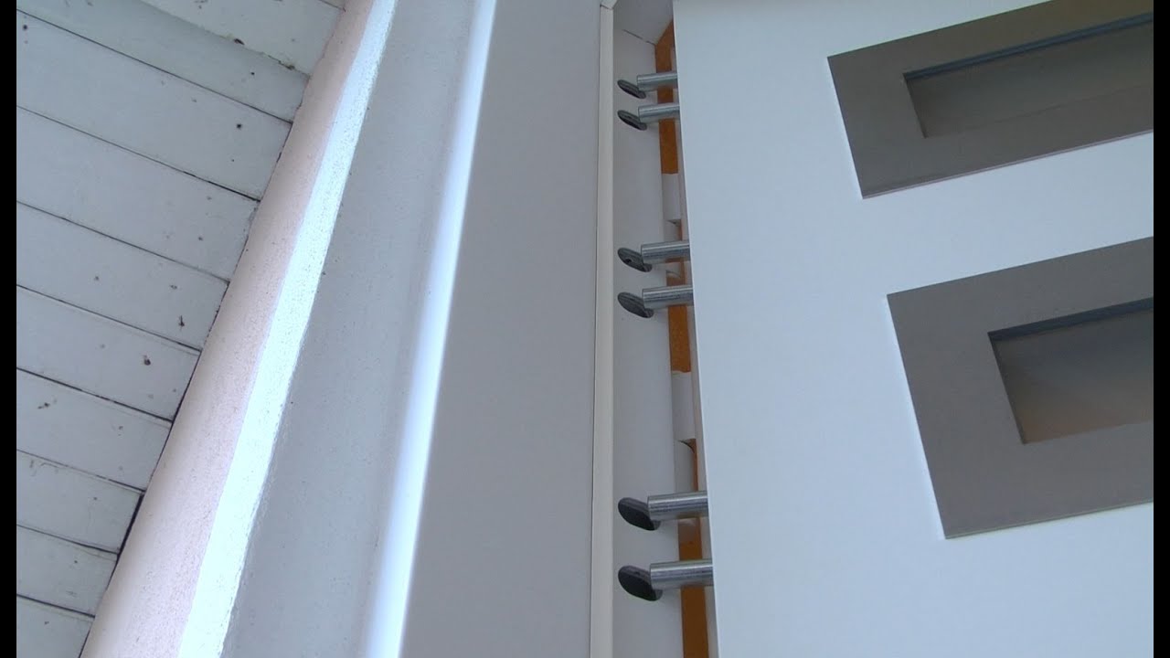 Vysadil z pántov vstupné dvere