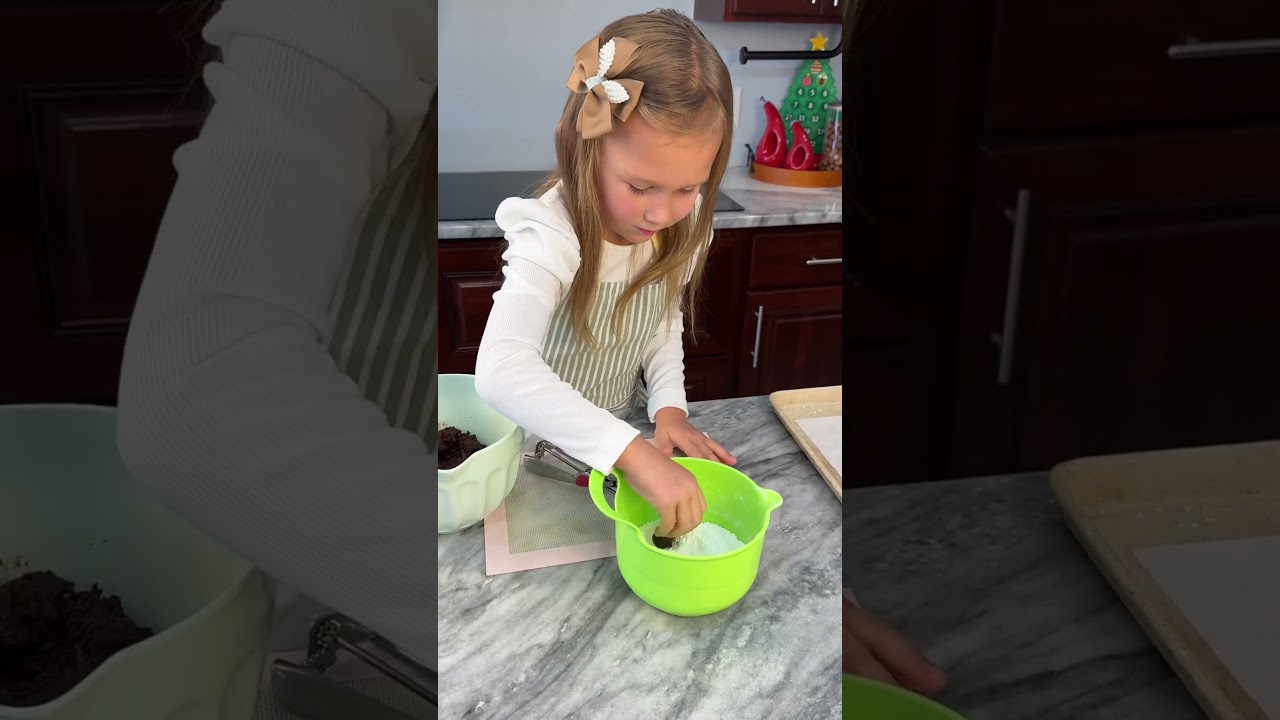 Chocolate Crinkle Cookies. These are the best! #christmas #christmascookies #crinklecookies #recipes