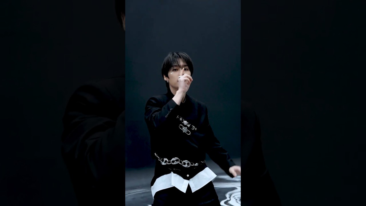 🏃🐰 #StrayKids #스트레이키즈 #리노 #LeeKnow #THIS_AND_THAT #RUN_IT #YouMakeStrayKidsStay #Shorts