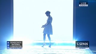 Elizabeth Banks Democratic National Convention Entrance (C-SPAN)