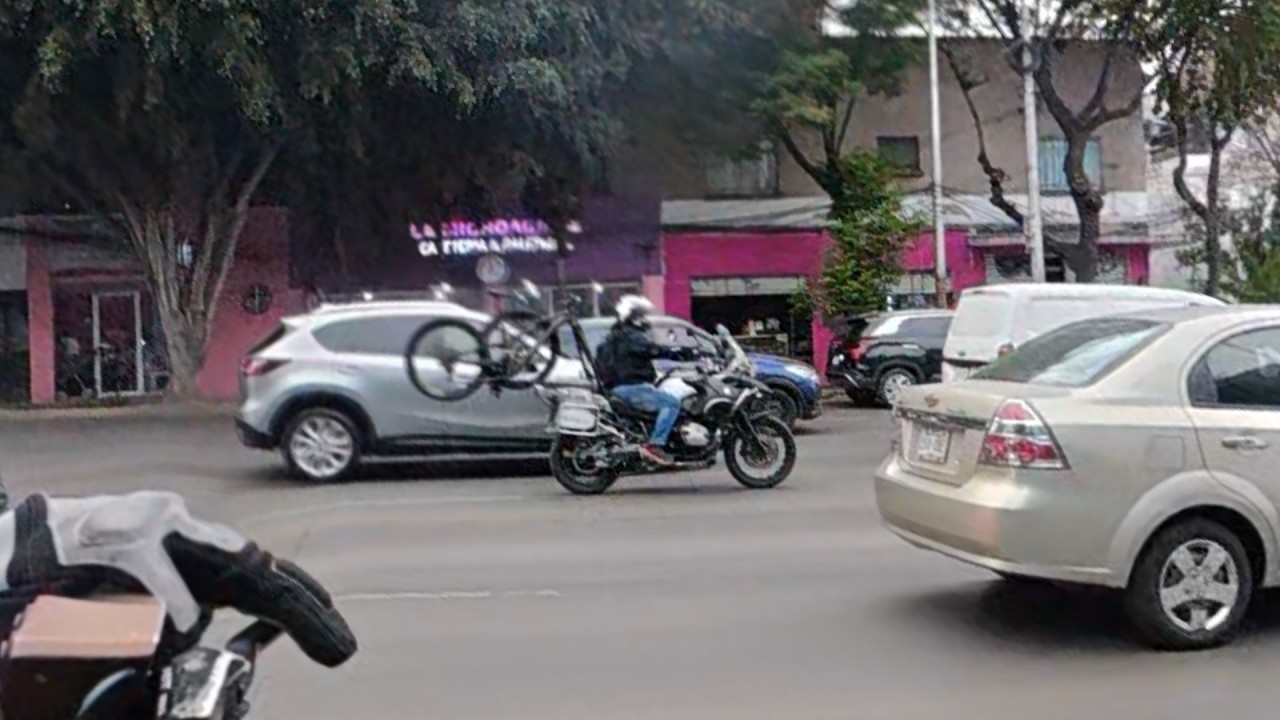 En bicicleta por la CDMX 2° de Febrero Así se lleva una bicicleta en moto