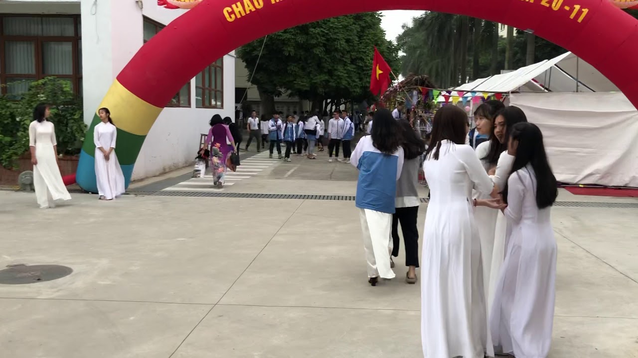 ベトナム　- アオダイを着ている高女