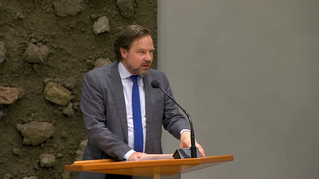 Timmermans roept: “Huichelaar!” – keiharde clash in Kamer