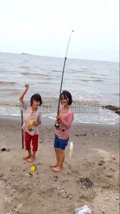 Two little angels accompany fishing on the beach #shorts