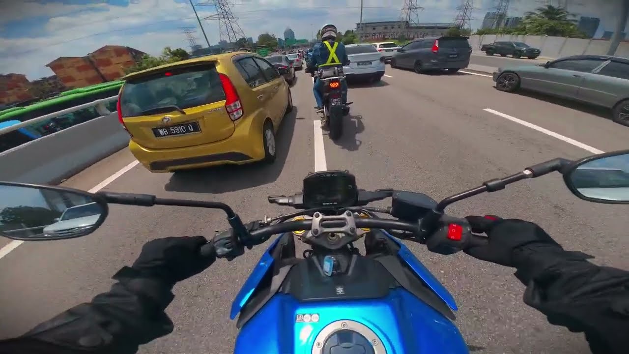 Dont ever lane splitting like this | Suzuki GSXR S1000
