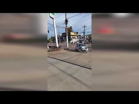 Carro desgovernado invade sinal na Avenida Ceará, bate em moto e dupla é arremessada