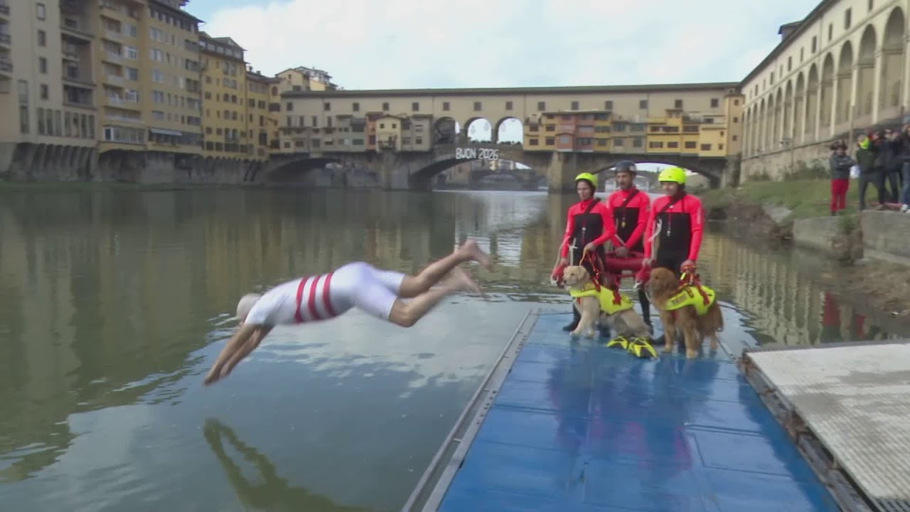 Gli auguri di Giani con il tuffo in Arno