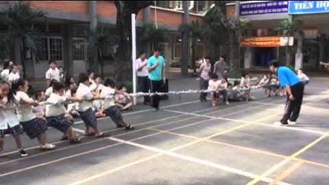Học sinh lớp 1 trường tiểu học Dương Minh Châu thi kéo co
