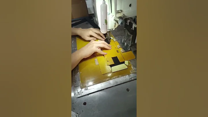 Using a mold for stitching better during our bulk production. #vietnam #bags  #factory - 天天要闻